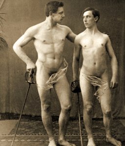 Eskrimciler poz veriyor, c.1910 (sepya fotoğrafı)